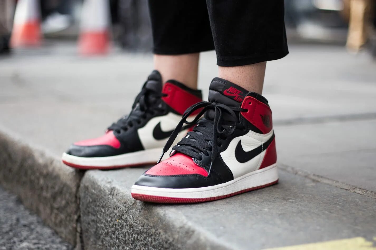 Проверка кроссовок найк. Nike Air Jordan 1. Air Jordan 1 стиль. Nike Air Jordan 1 birka. Nike Air Jordan 1 стиль.