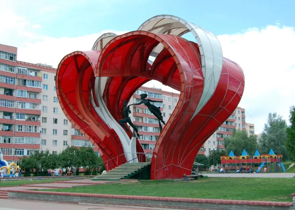 Танк в наро-фоминске памятник. Памятник "влюбленным сердцам". Памятник "влюбленным сердцам". Наро-фоминск город воинской славы. Наро фоминск памятник влюбленным.