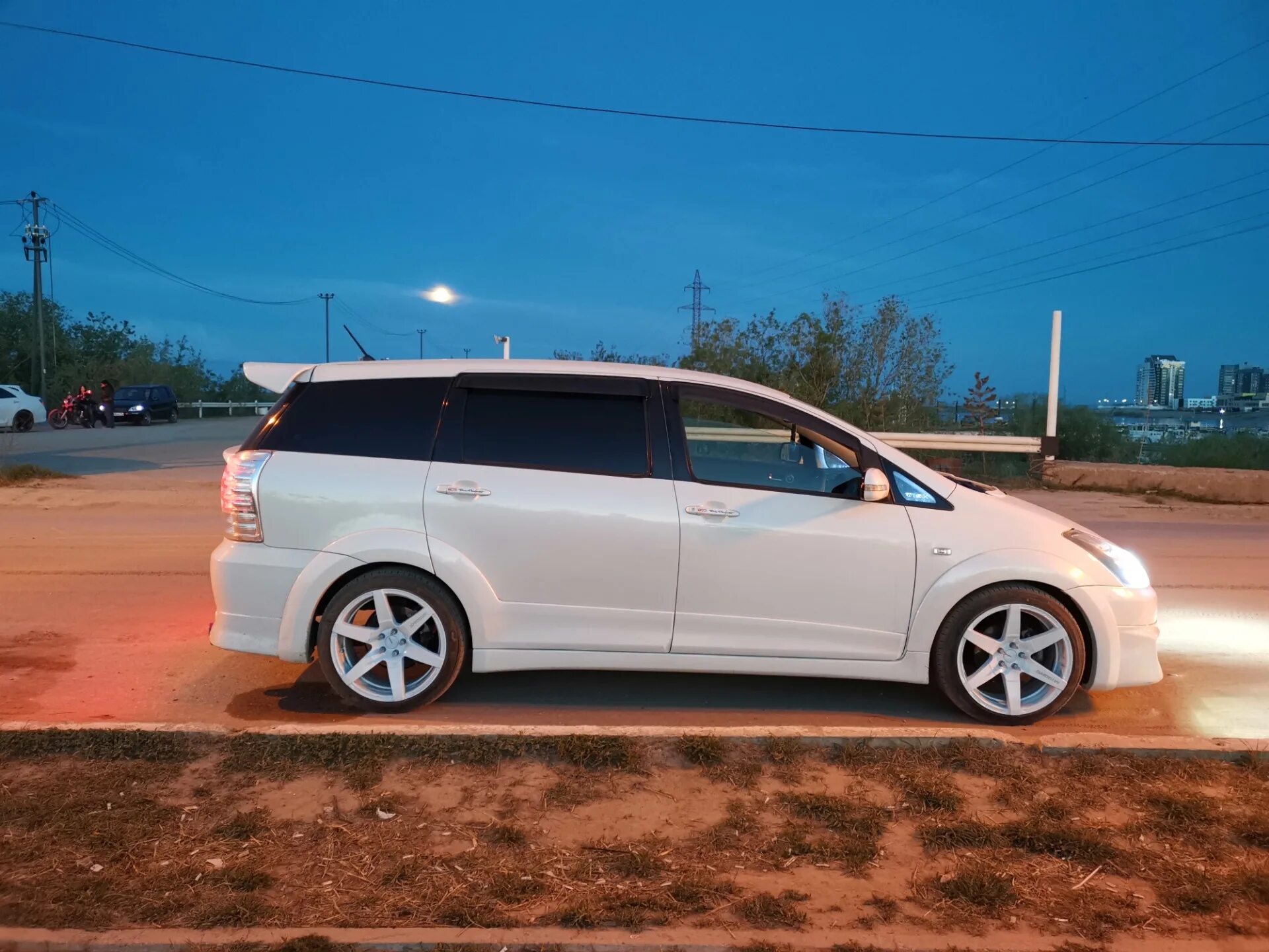 Toyota wish 17. Литье на 17 на toyota wish. Toyota wish r17. Тойота виш r17. Toyota wish 10.