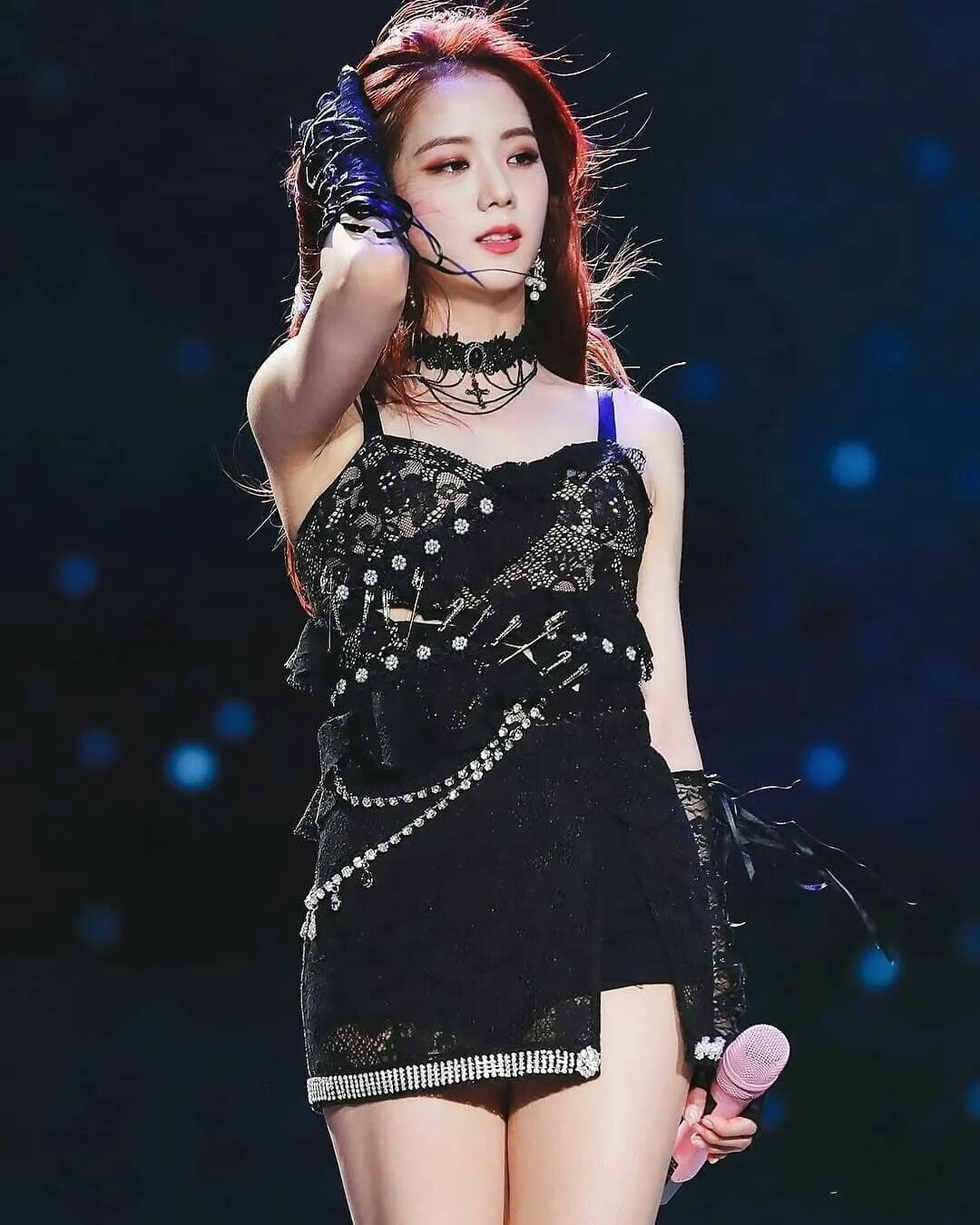 Black pink jennie. Кореянка на сцене. Кореянка на сцене. Блэк пинк джитсу на сцене. Кореянка на сцене.