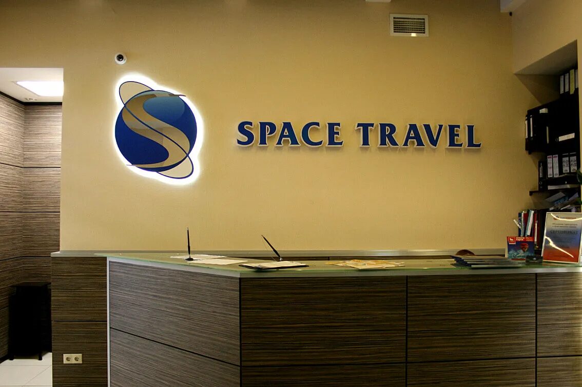 Логотип на стене в офисе. Название офиса. Логотип на стене в переговорной. Название офиса. Офис креативного агентства.