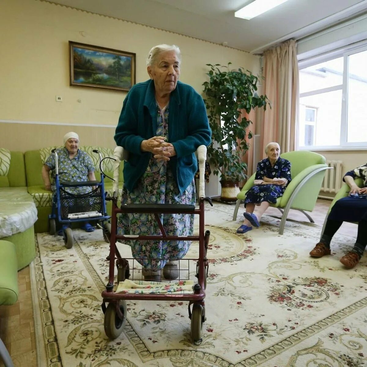 Комната пенсионера. Дом престарелых. Дом пенсионеров. Комната в доме престарелых. Пожилой человек в комнате.