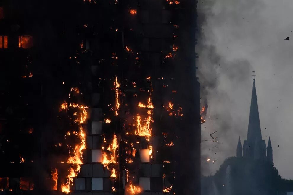 Горит небоскреб. Гренфелл Тауэр пожар. Пожар в здании Grenfell Tower в Лондоне. Останкинская башня пожар. Эшли Тауэр пожар.