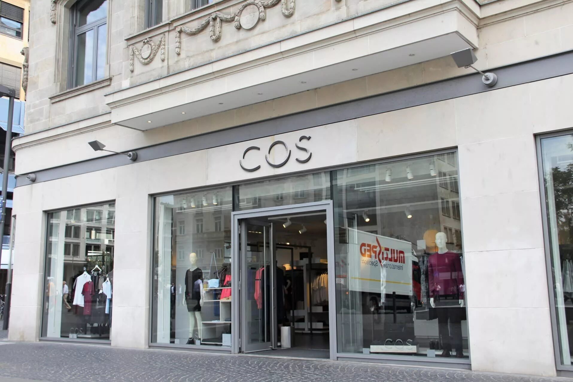 Cosstores. Cos Бранд. Магазин cos в Швеции. Брендовые магазины в Белграде. Бренд cos магазины.