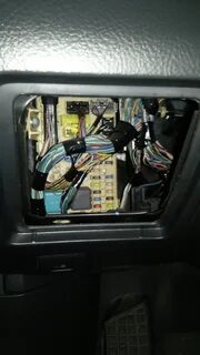 Тойота авенсис где предохранители