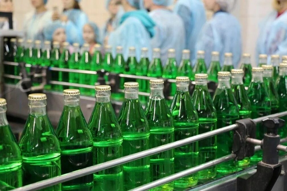 Изготовление безалкогольных напитков. Производство безалкогольных напитков. завод газированных напитков. завод по производству безалкогольных напитков. завод лимонада.