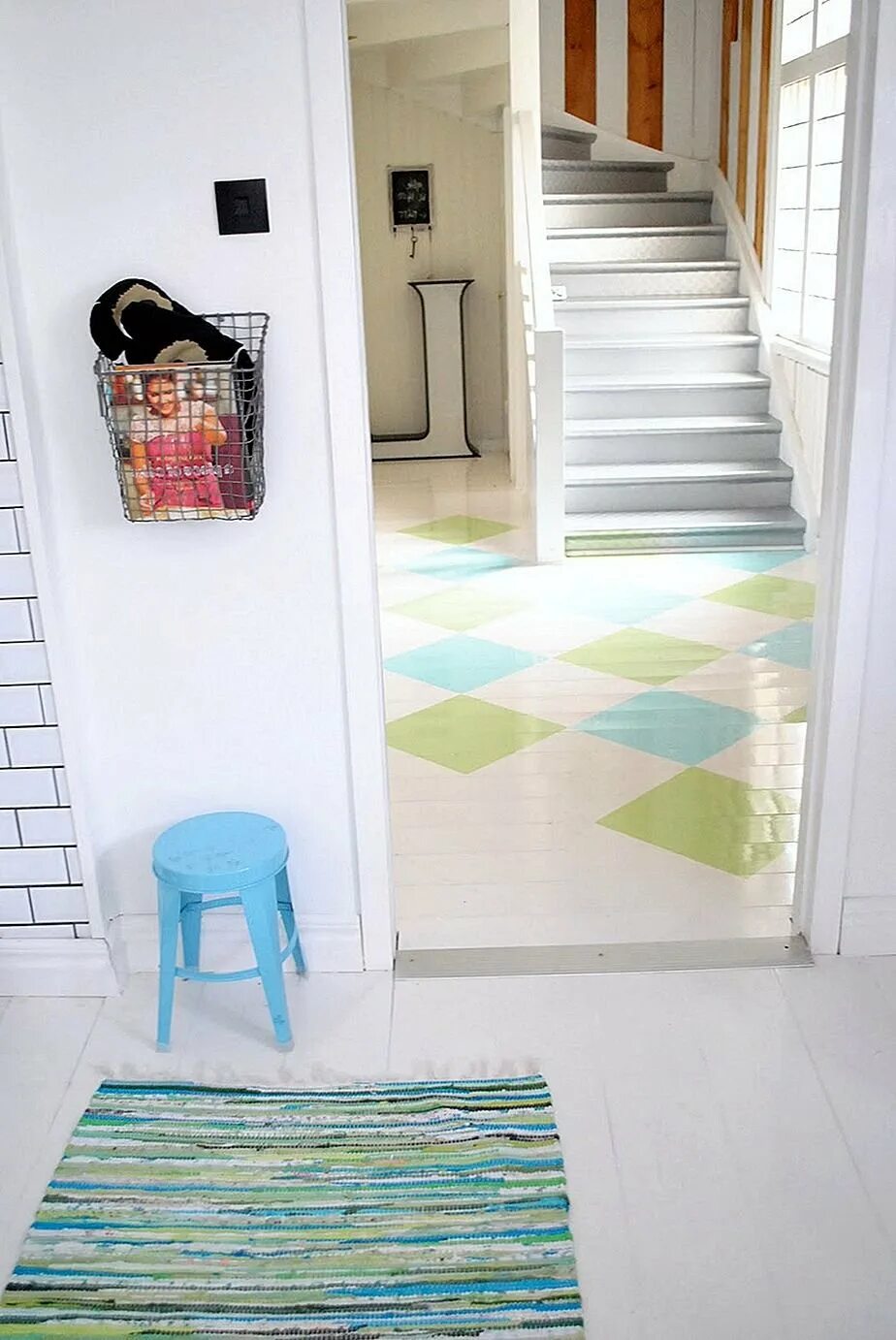 Комнате крашеные полы. Комнате крашеные полы. Крашеный пол в интерьере. Окрашенный пол в интерьере. Цветной пол.