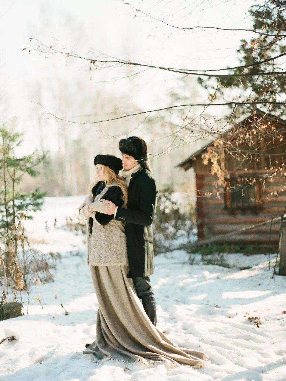 Russian romance. Зимняя романтика. Зимняя романтическая фотосессия. Романтик в лесу зимой. Романтическая Снежная свадьба.