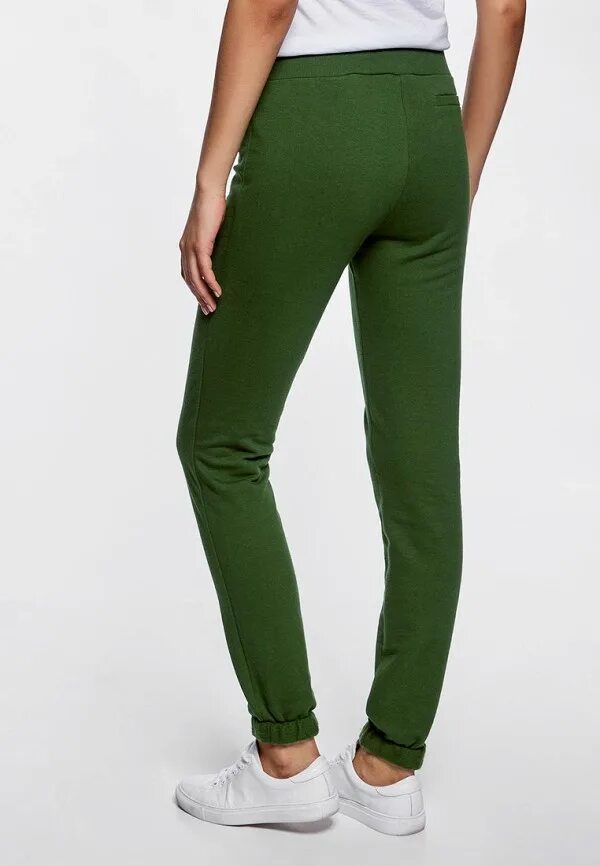 Купить зеленые штаны. Брюки спортивные женские oodji ультра. Брюки трикотажные женские зеленые. Спортивные брюки темно зеленого цвета. Брюки женские спортивные трикотажные зеленые.