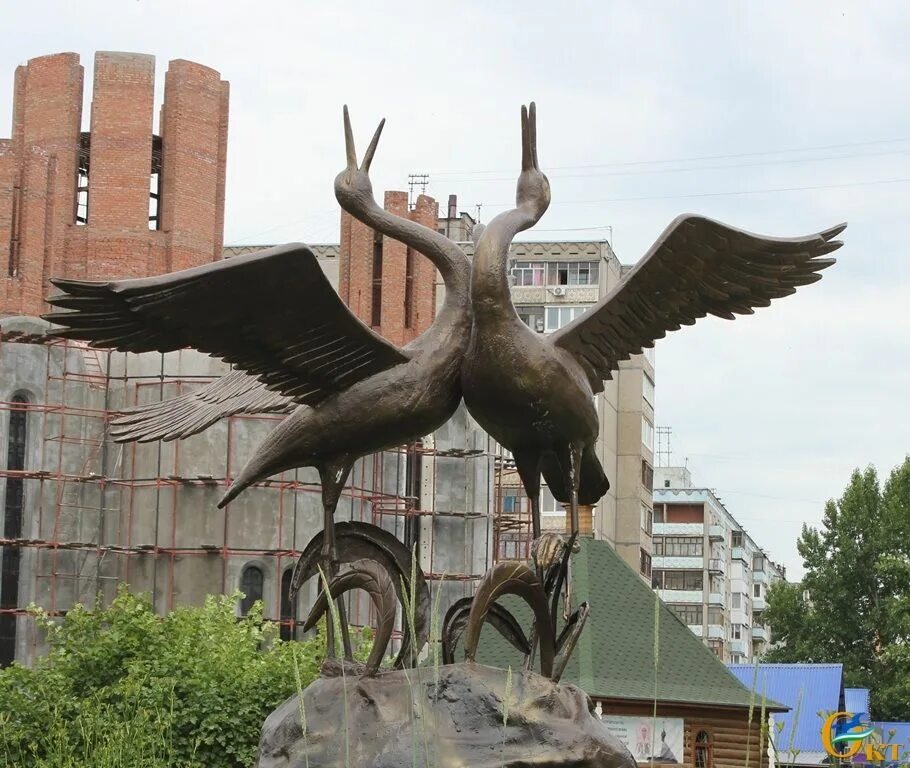 Памятник белым журавлям. Скульптура журавли улан удэ. Скульптура журавль в перово. Мемориальный комплекс белые журавли. Кемерово.