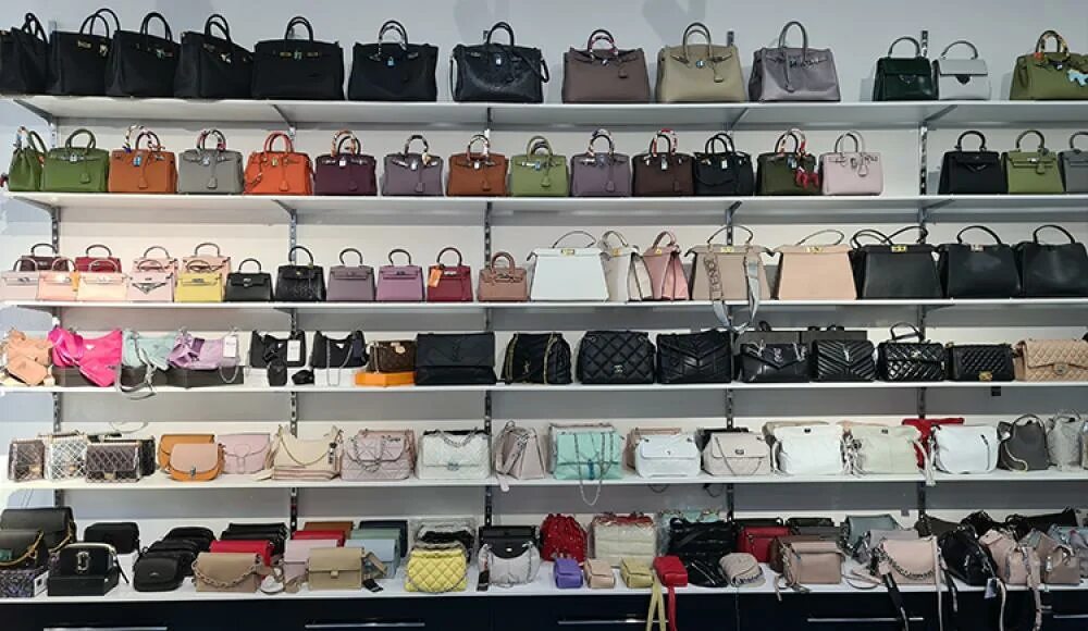 магазин сумок. можно ли сдать сумку в магазин. сумки на прилавке. сумки в аэропорту вместо чемодана. модельный ряд сумочек.