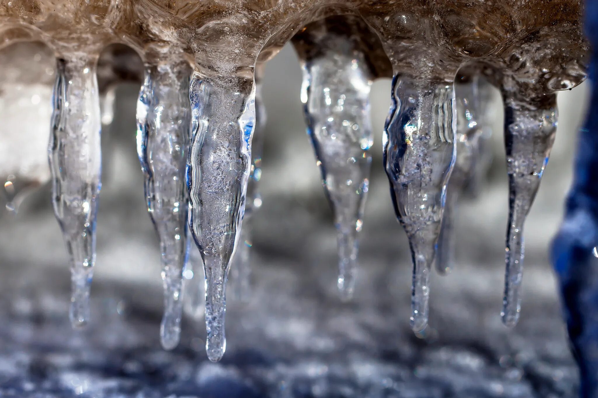 Весенняя капель. Капли тающего. Таяние воды. Весенняя капель. Капель весной.