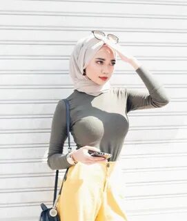 Temukan ide-ide tentang Beautiful Hijab Girl.