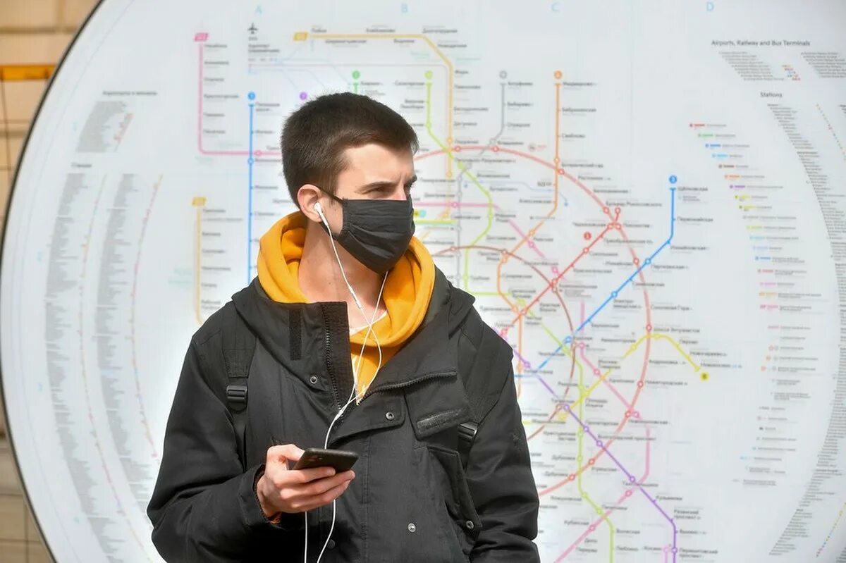 Москва будет маска. Люди в масках в Московском метро. Человек в маске. Люди в масках Москва. Люди в медицинских масках в метро.