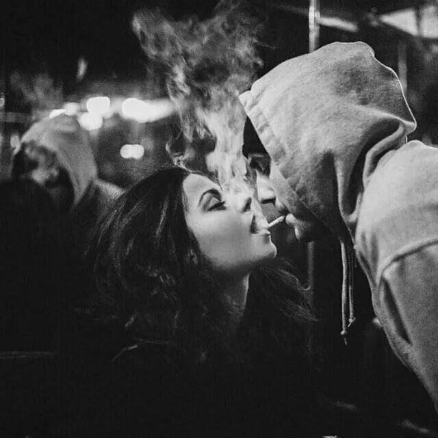 парень с девушкой в дыму. мужчины и курящие девушки. мужчины и курящие девушки. мужчины и курящие девушки. парень с девушкой курят сигарету.