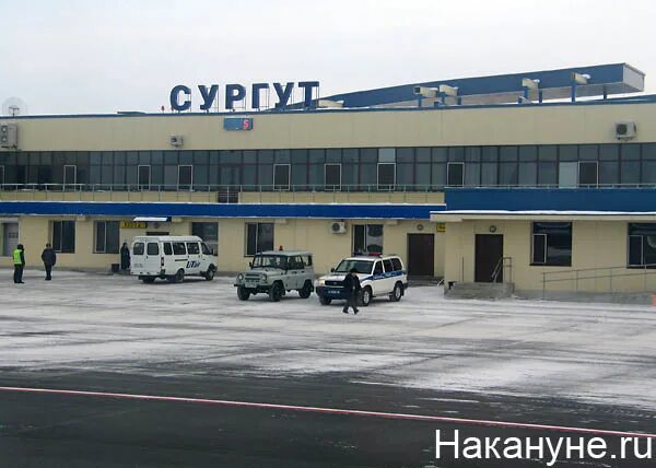 Сургут аэропорт аэропорт. Площадь у аэропорта в сургуте. Аэропорт сургут. В сургуте есть аэропорт. Аэропорт фото.