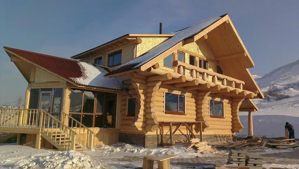 Какие дома строят в сибири. Деревянные домики в сибири. Загородный дом в сибири. Коттедж из бревна. Коттеджи в сибири.