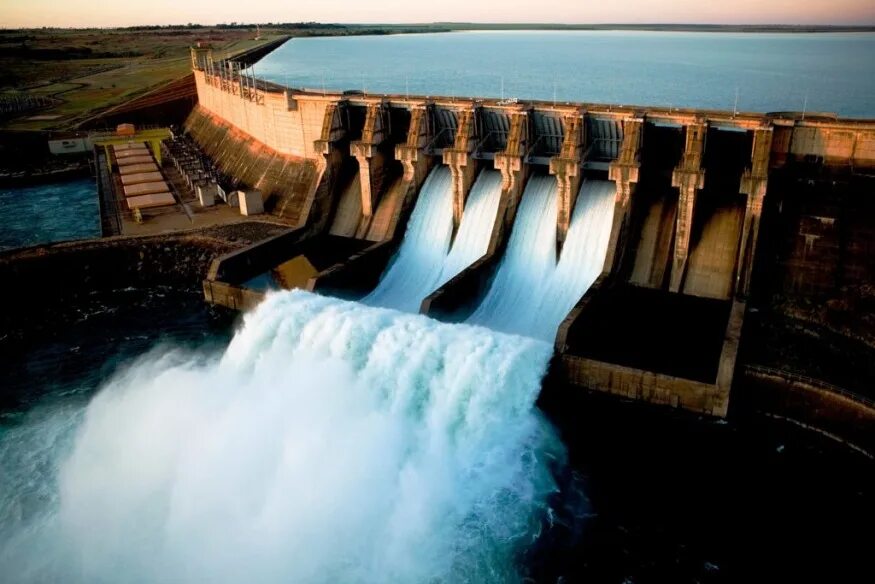Падающая вода с плотины