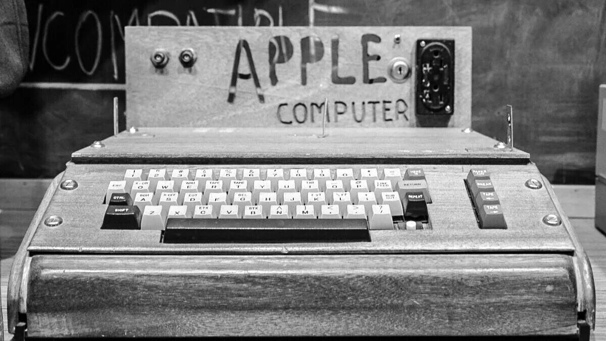 First apple. Apple 1 компьютер 1976 Стив. Стив Возняк 1976 Apple 2. Первый компьютер Эппл 1 Стива Джобса. Стив Джобс и Стив Возняк Apple 1.