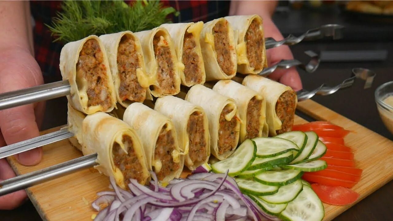 Шаурма в лаваше. Люля кебаб в лаваше. Шаверма с люля. Шашлык из лаваша с фаршем. Шаурма шашлык люля kebab.