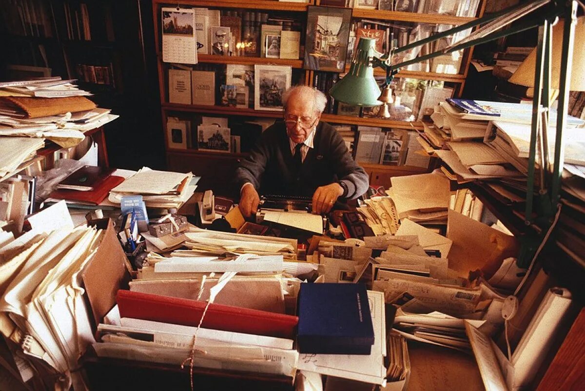 книга была написана учеными. книги писались монахами. книга была написана учеными. профессор среди книг. книга была написана учеными.