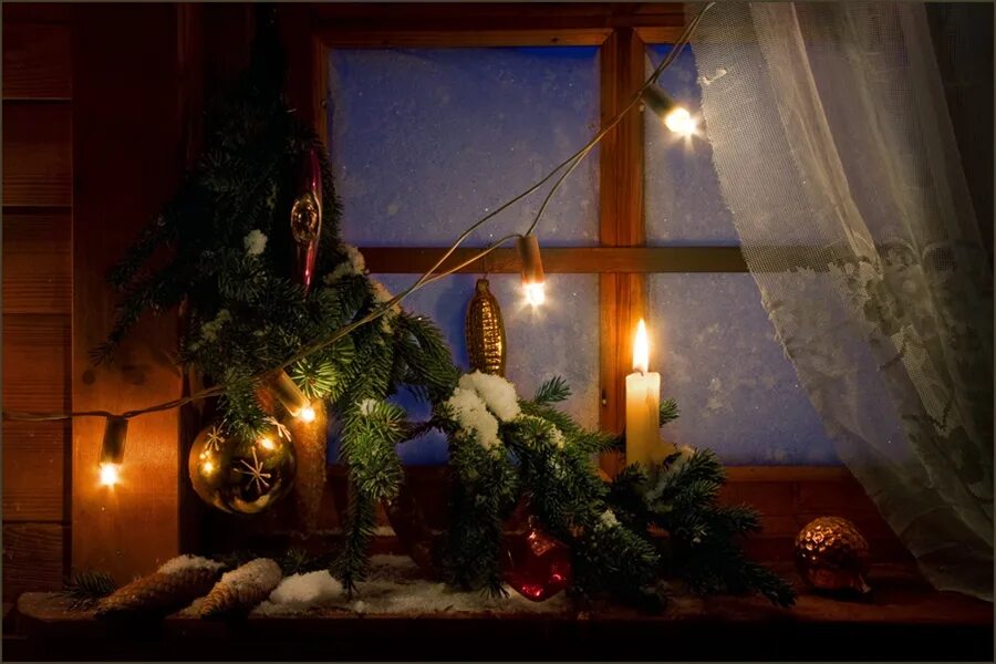 Ночь рождеством картинки. Зимний вечер у окна. Новогодний вечер за окном. Рождественское окно. Рождество за окном.