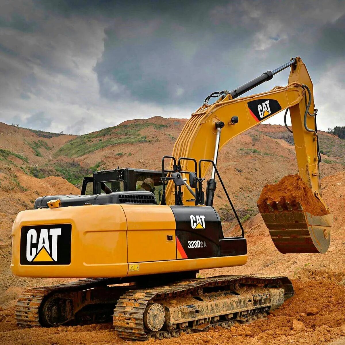 Машина кэт. Caterpillar 323d. Гусеничный экскаватор Катерпиллер. Экскаватор Cat 323. Экскаватор Caterpillar 323.