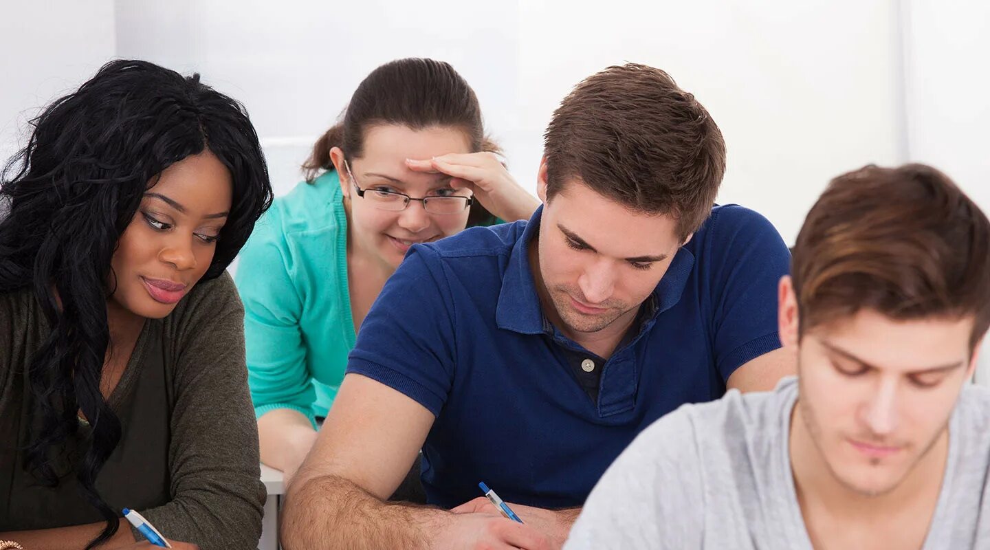 студенты пишут в группе. учащиеся студенты. триместры как учатся. студент за партой. страх абитуриентов.