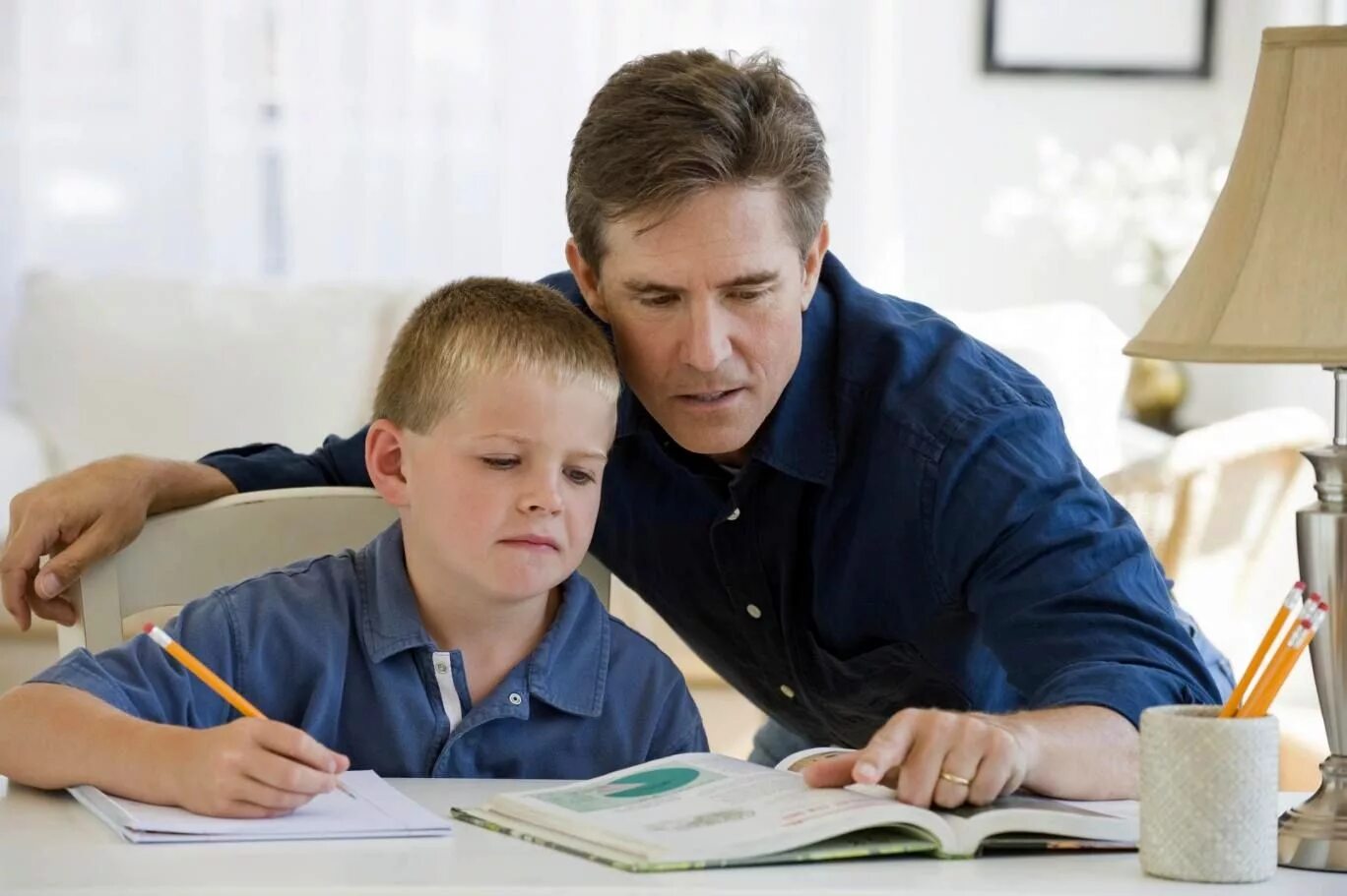 Родители 1 час. Школьник с родителями. родители и дети. родители и дети уроки. родители и школьники.