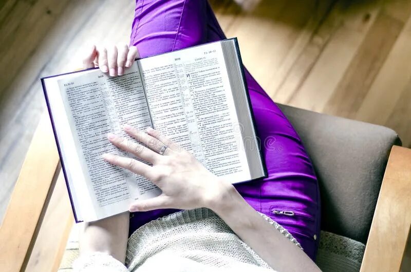 Какую библию нужно читать. Мужчина и женщина читают библию. человек читает библию. мужчина с библией. женщина читает библию.