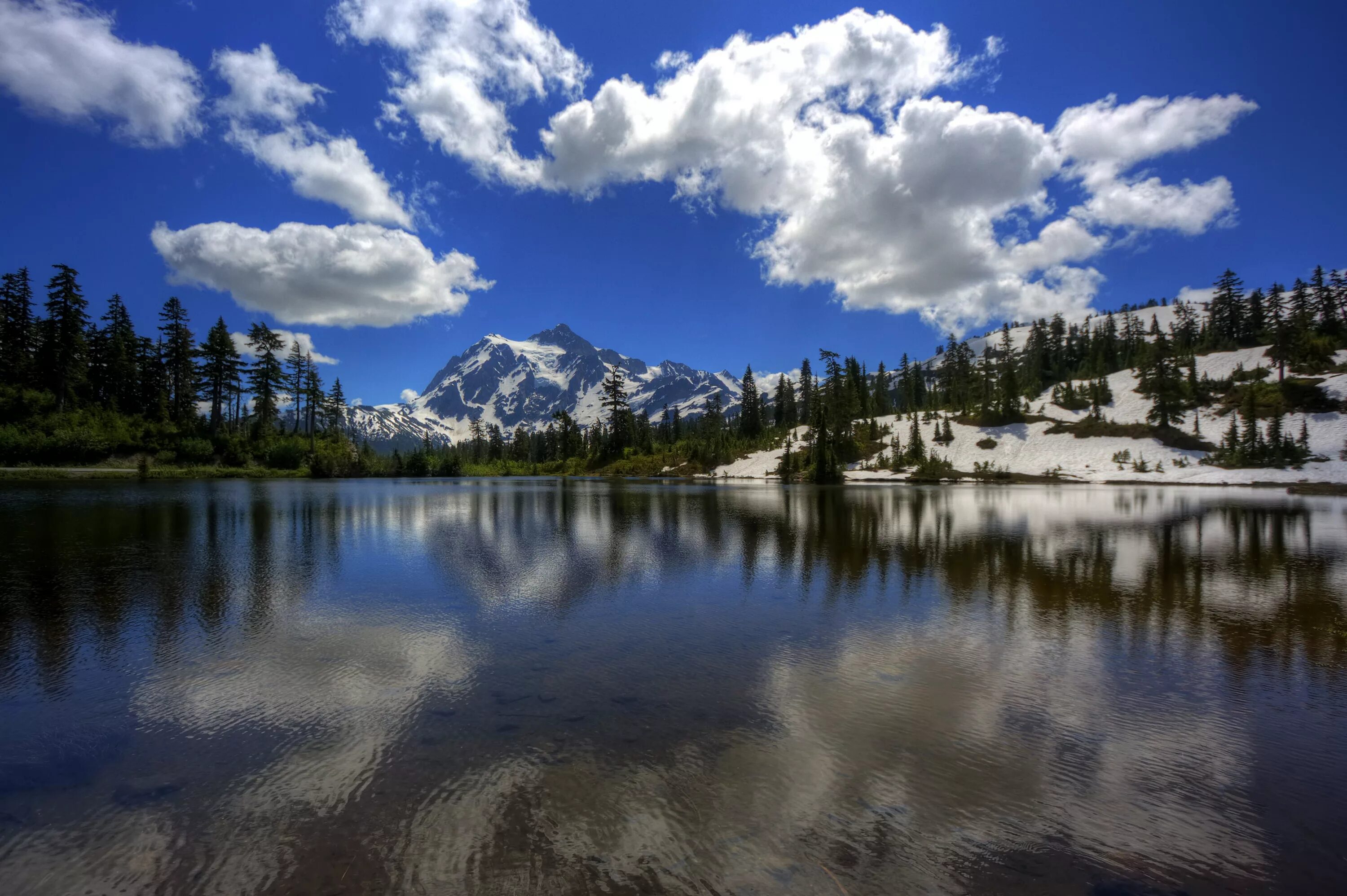 Успокаивающий пейзаж. Водный пейзаж. Природа HDR. Озеро небо.