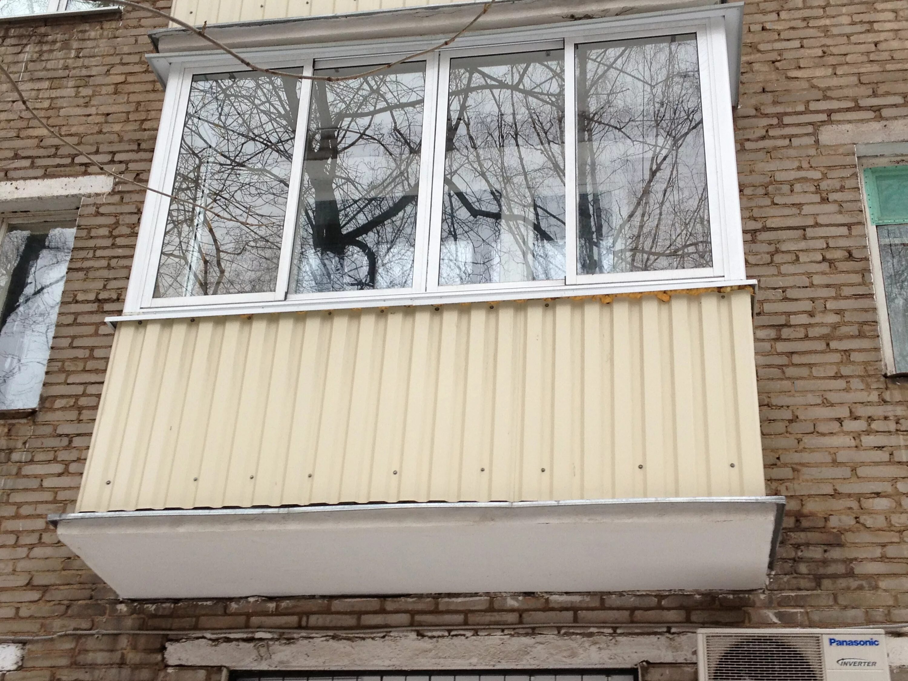 внешняя отделка балкона. профнастил для балкона. внешняя отделка балкона. обшивка балкона снаружи профнастилом. балкон из профнастила.