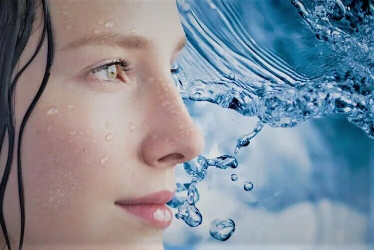 Как называется вода для лица. Лицо девушки в воде. глубокое увлажнение кожи лица. водяной лицо. увлажнение кожи термальной.