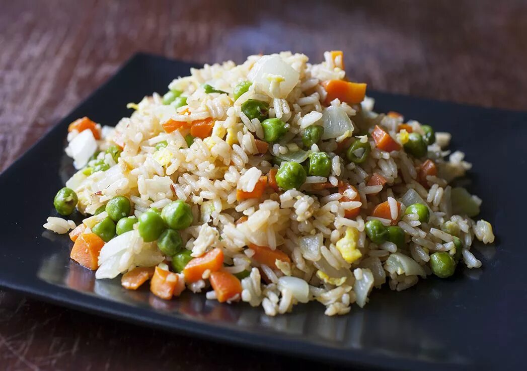 Rice vegetable. Егг Фрайд Райс. Фрайд Райс с яйцом и овощами. Жареный рис с яйцом по-китайски. Рис с овощами.