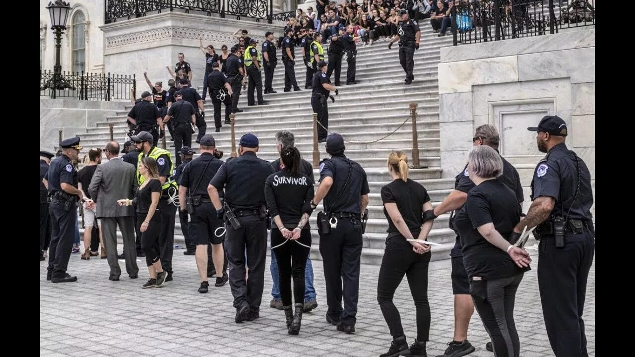 Оцепление Капитолия. Протесты в Америке сейчас армяне. Протест четверки. Police Arrested женщина. Организовать протест