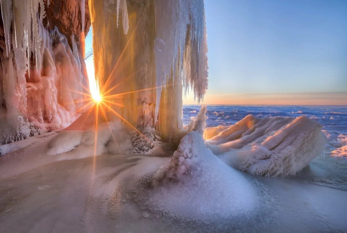 Природа снег и лед. Водопад солнце. Замерзшее море. Зимний водопад. Лучи зимнего солнца.