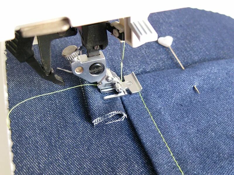 Brother шьем. Машинка для пошива джинс. Швейные машинки для пошива джинс. Строчка на ткани. Строчки швейной машины.