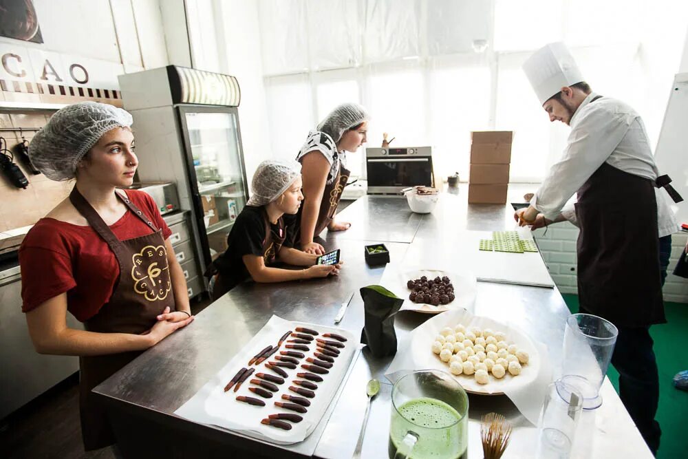 Шоколадная фабрика french kiss экскурсия. Экскурсия на шоколадную фабрику в москве бабаевский. Экскурсия на шоколадную фабрику в москве красный октябрь. Шоколадная фабрика френч кисс. Зюзинская 6к2 шоколадная фабрика.