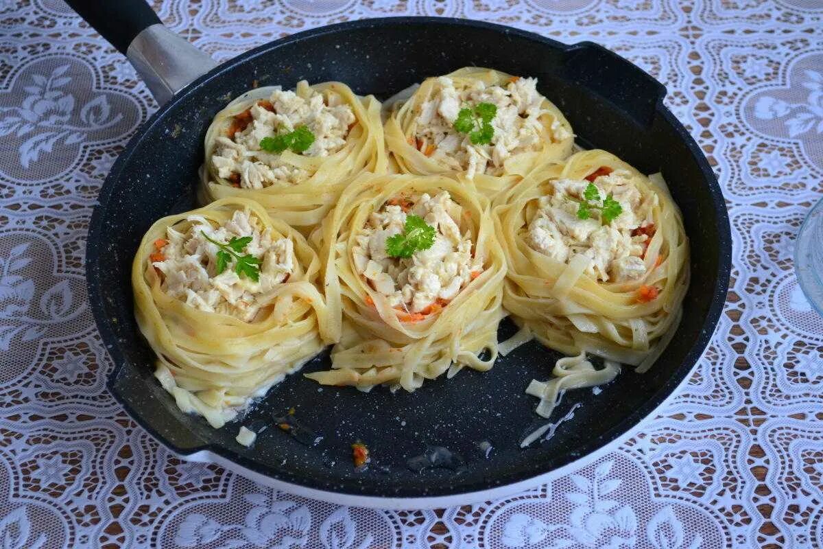 Рецепт макарон гнезда. Тальятелле фаршированные фаршем. гнёзда с фаршем. макароны гнезда. гнезда из спагетти.