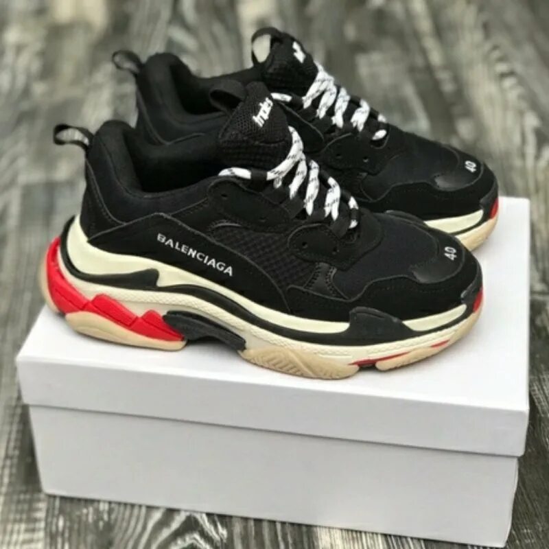 Кроссы balenciaga. Balenciaga triple s белые. Кроссовки баленсиага трипл с женские. Баленсиага кроссовки 2023. Balenciaga 2xl.