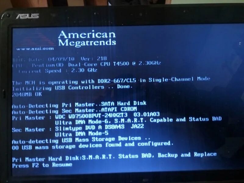 Что делать если не включается ноутбук asus. Черный экран на ноутбуке при включении ASUS. При включении компьютера черный экран с надписями биос. Не включается ноутбук ASUS черный экран. Не запускается ноутбук асус.