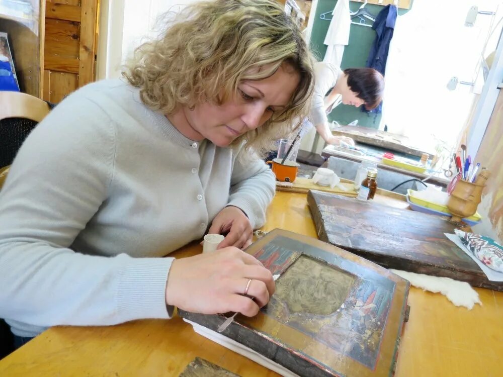 Реставрационный университет. Реставратор с лупой керамика. Инструменты реставратора картин. Реставратор искусствовед. Школьники реставраторы.