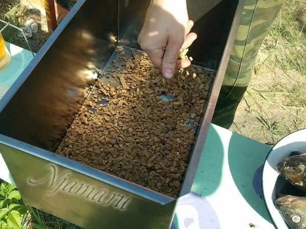 Сколько класть щепы для копчения. Щепа в коптильне. поддон для щепы в коптильне. опилки для коптильни. укладка щепы в коптильню.
