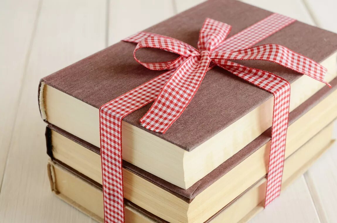 Получить книгу в подарок. Книга в подарок. полдарк книга. под книгой. книжка завернутая в подарок.