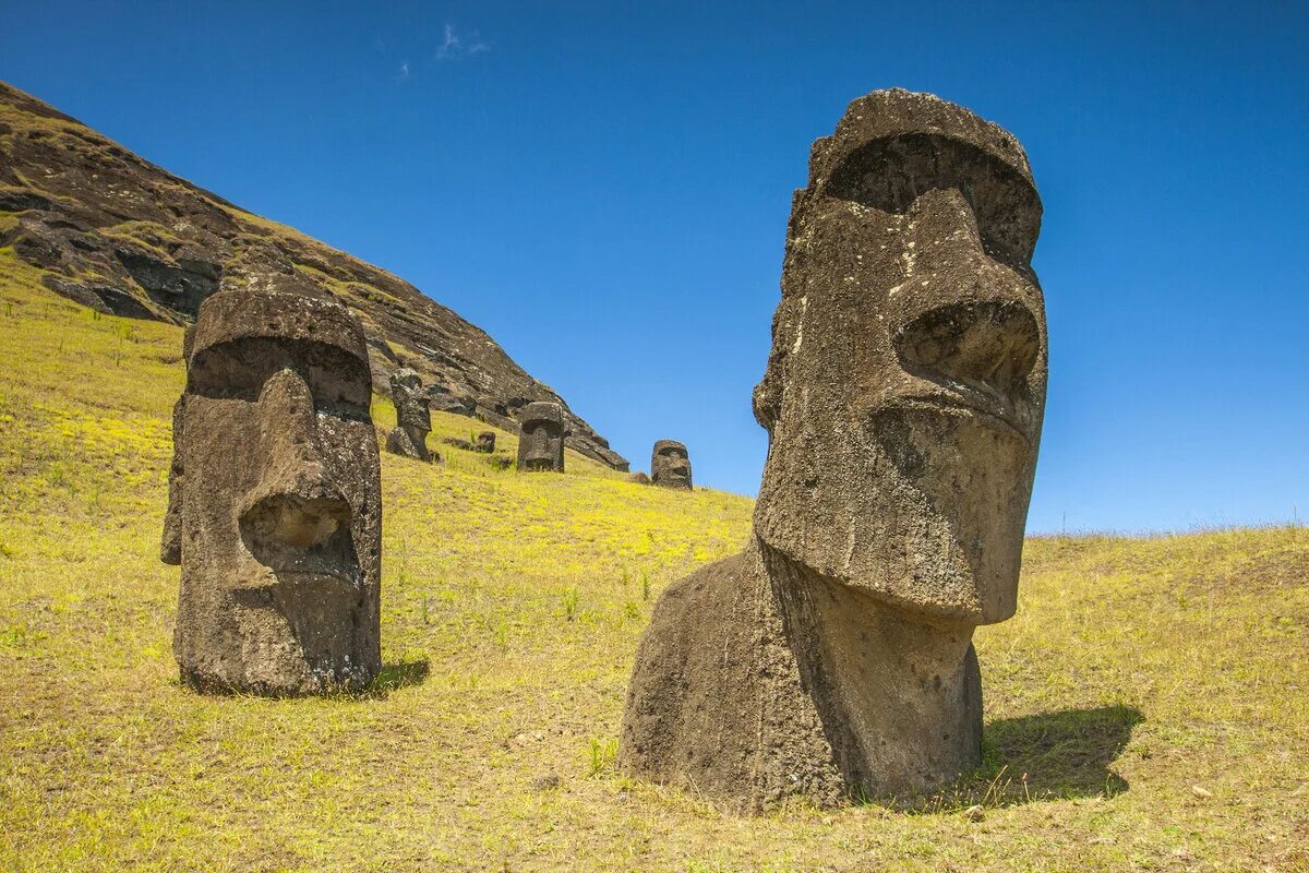 Статуи на острове. Каменные истуканы острова Пасхи. Каменные статуи Моаи остров Пасхи Чили. Остров Пасхи статуи Моаи. Истуканы Моаи на острове Пасхи.