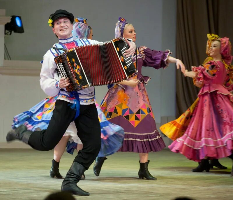 Пляска. Народные танцы. Танцы под русскую. Русский танец. Народные танцы россии.