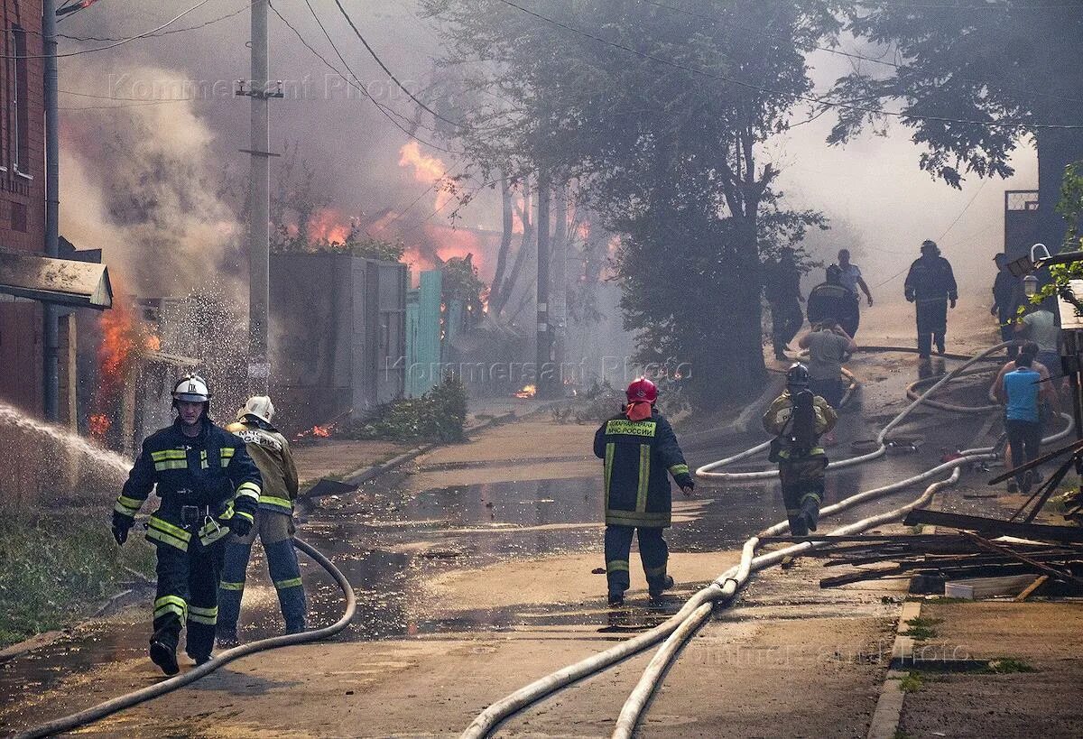 Пожар на Говнярке. Пожар в Ростове-на-Дону Говнярка. Тушение пожара фото. Пожар на Говнярке Ростов. Пожарные без воды