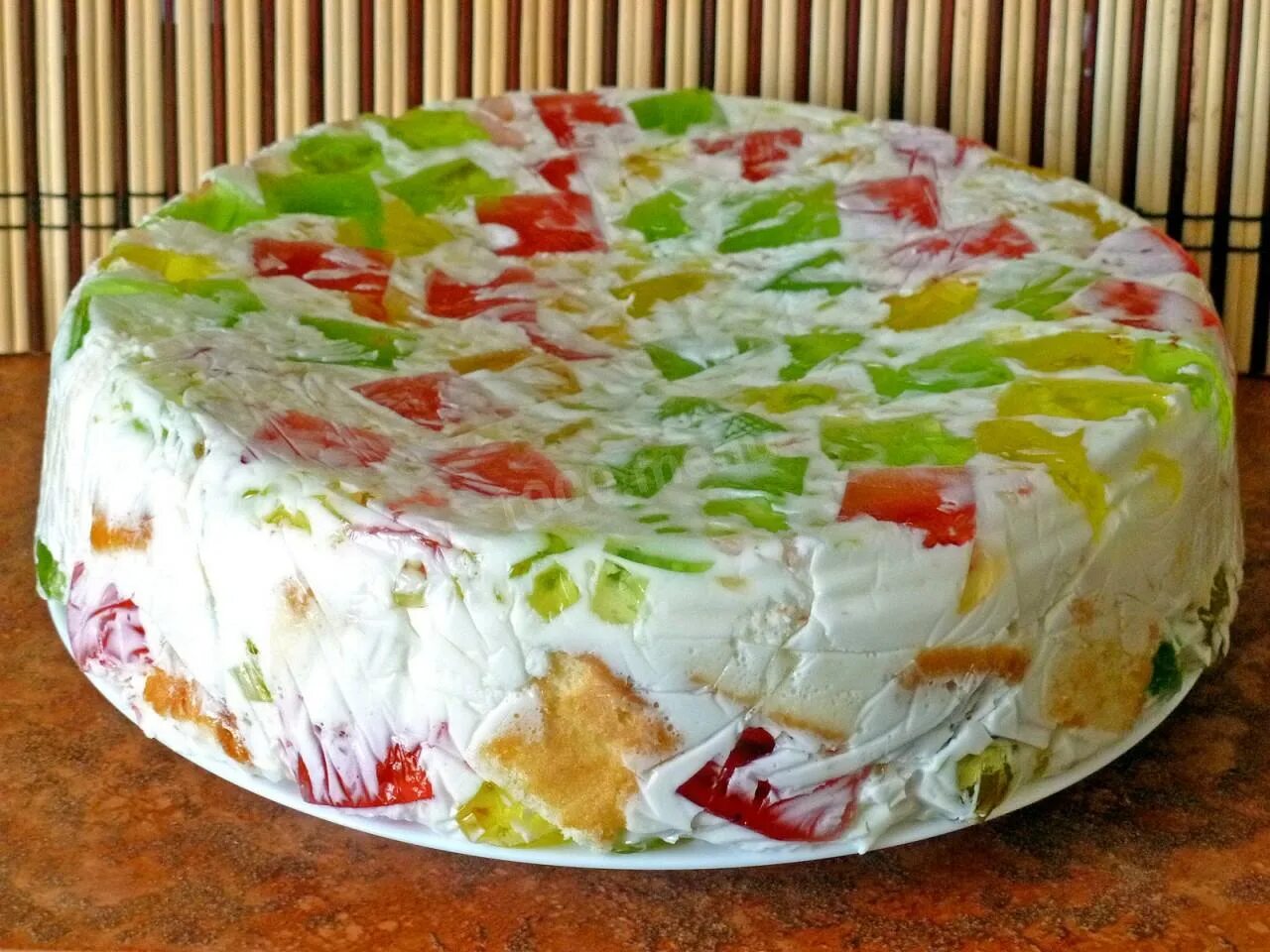 Торт битое стекло с бисквитом и фруктами. Торт битое стекло со сметаной. Торт из желе и сметаны. Торт битое стекло без выпечки с желе.