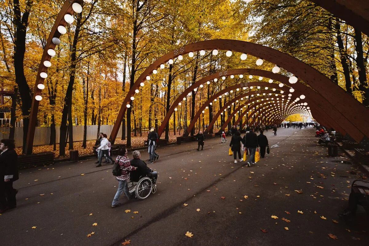 Места для прогулок в москве весной. Парк Сокольники. Москва парк Сокольники парк Сокольники. Парк Горького Сокольники. Парк Сокольники туристы.