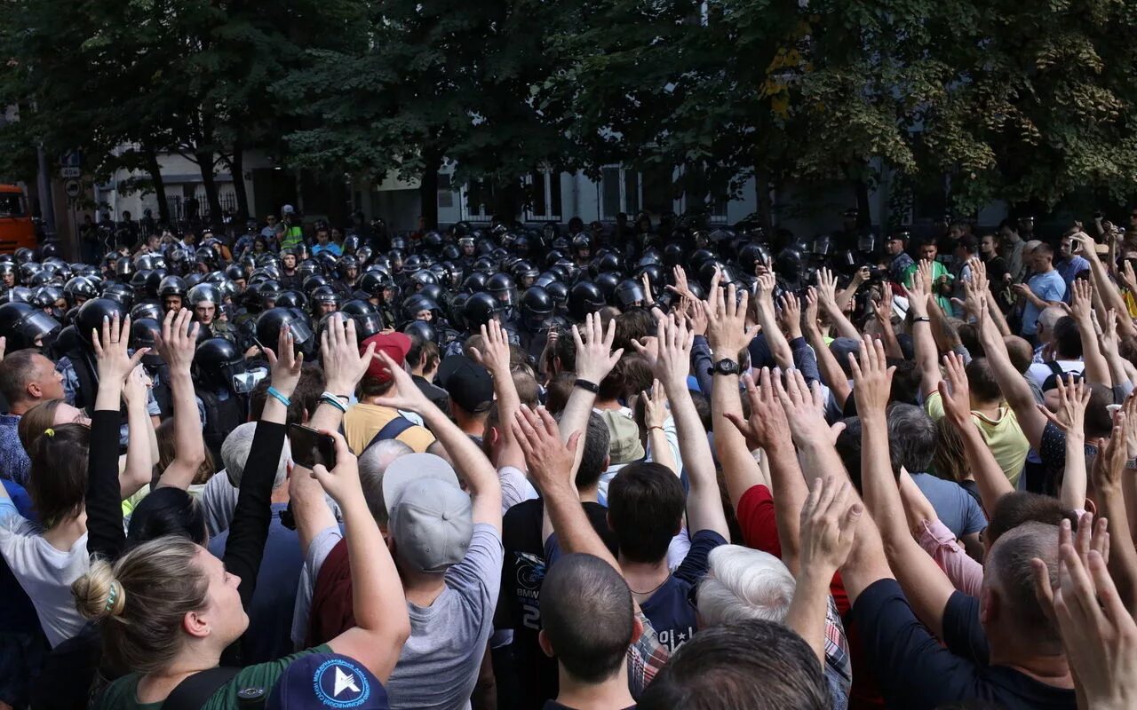 Толпа митинг. Протесты в Москве. Толпа людей митинг. Много людей.